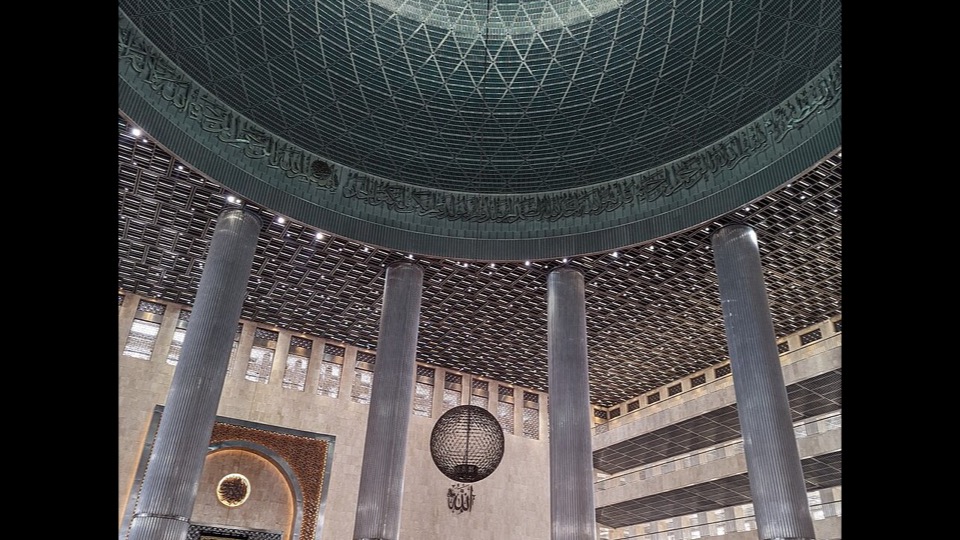 Suasana aula sholat Masjid Istiqlal Jakarta