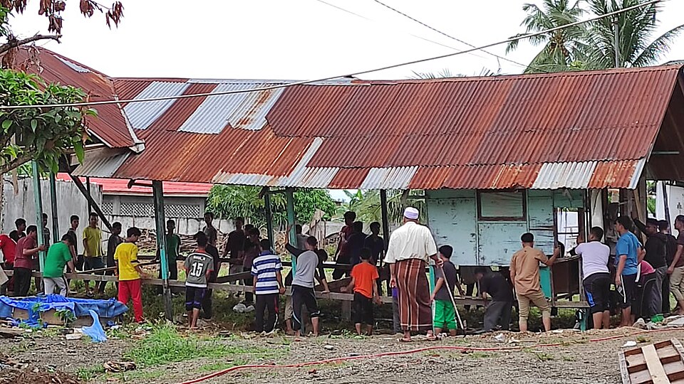 Santri bergotong royong membersihkan lingkungan